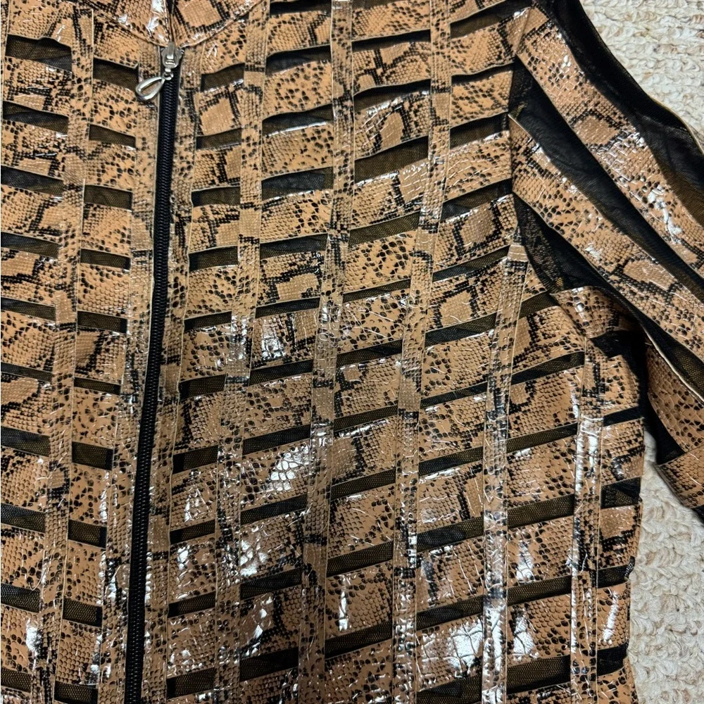 Becky&Bobby Chic Gold and Black Patterned Blazer - Picture 8 of 16